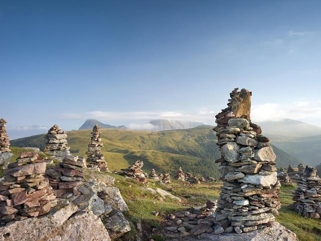 Gli ometti di pietra con vista verso l'area escursionistica Merano 2000