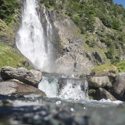 The Spectacular Parcines waterfall – A Natural Marvel