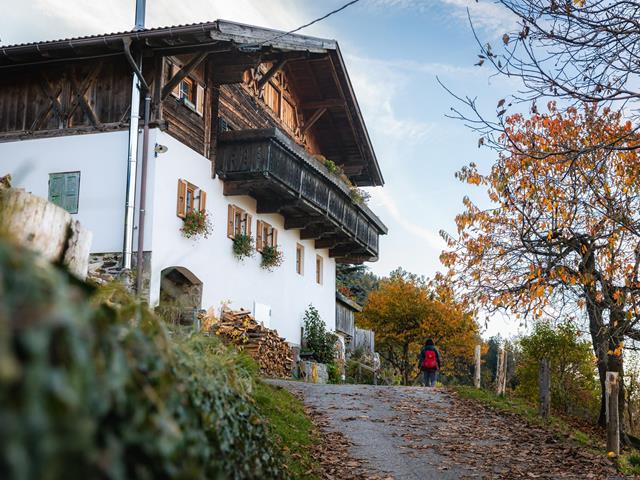 -c-tourismusverein-schenna-roter-rucksack-2