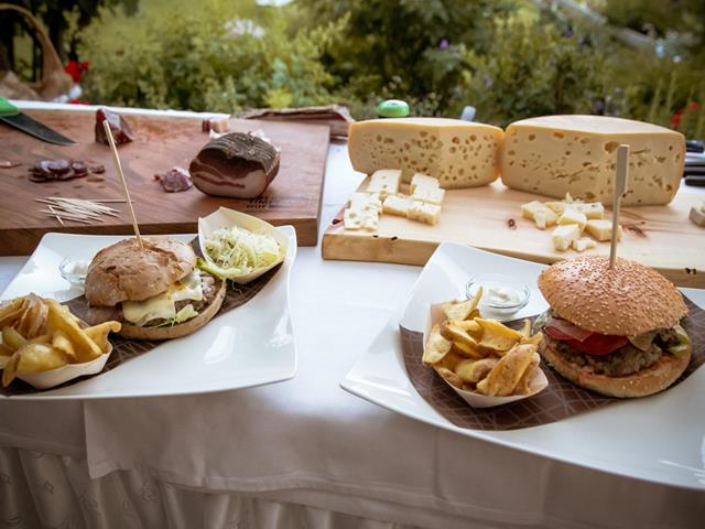 Burger con prodotti locali da degustare presso il ristorante Oberwirt a Verano