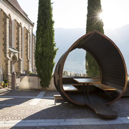 La pazeide si trova in Piazza Chiesa di Marlengo