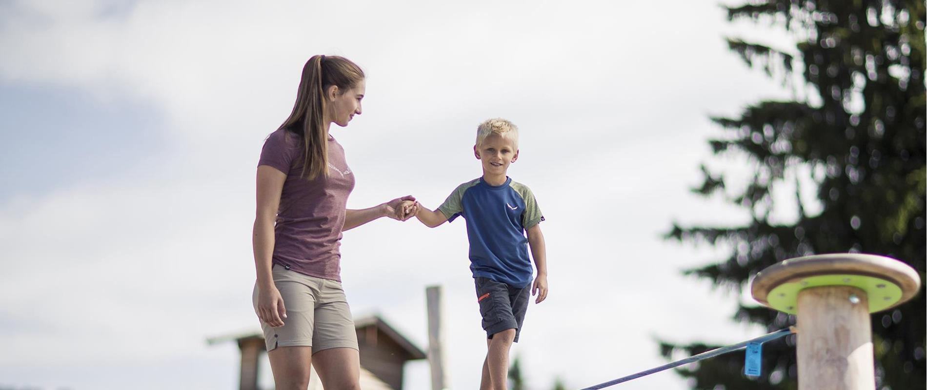 Family-Outdoor-Kids-Camp-Balance-Avelengo-Verano-Merano2000-fa