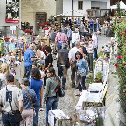 Olls hondgmocht  - arts and crafts market at the Gaudententurm Estate