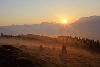 Mystische Stimmung zu Sonnenaufgang bei den Stoanernen Mandln oberhalb Vöran in Südtirol