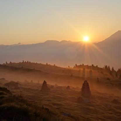 Mystische Stimmung zu Sonnenaufgang bei den Stoanernen Mandln oberhalb Vöran in Südtirol