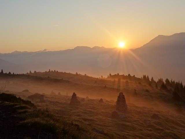 Mystische Stimmung zu Sonnenaufgang bei den Stoanernen Mandln oberhalb Vöran in Südtirol