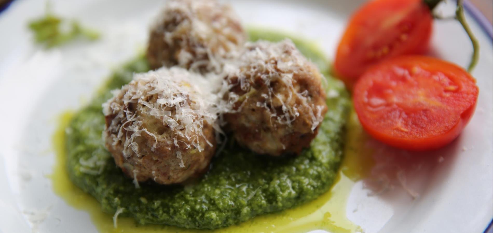 Vollkorn-Knödel auf Basilikum-Pesto