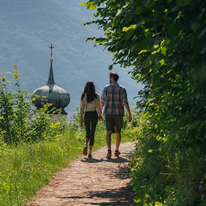Lana verbindet. Weg und Ziel.