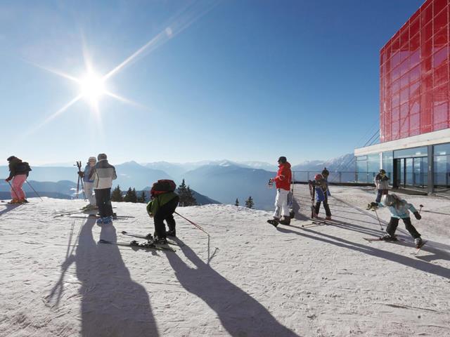 Divertimento invernale nell'area sciistica Merano 2000