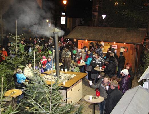 partschins-advent-kirchplatz-glueweinstand-weihnachten-winter-5