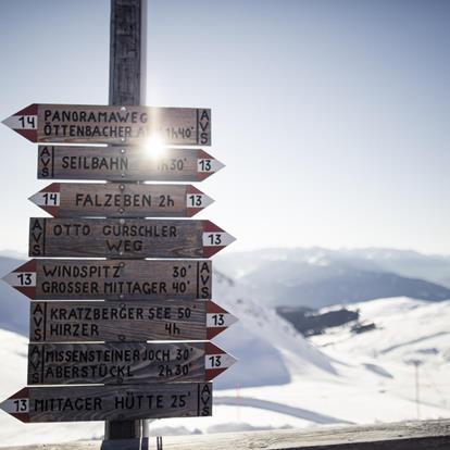 Winter-hiking-signs-ski-area-Avelengo-Verano-Merano2000-fa