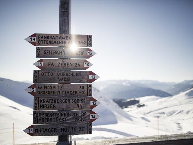 Winter-hiking-signs-ski-area-Avelengo-Verano-Merano2000-fa
