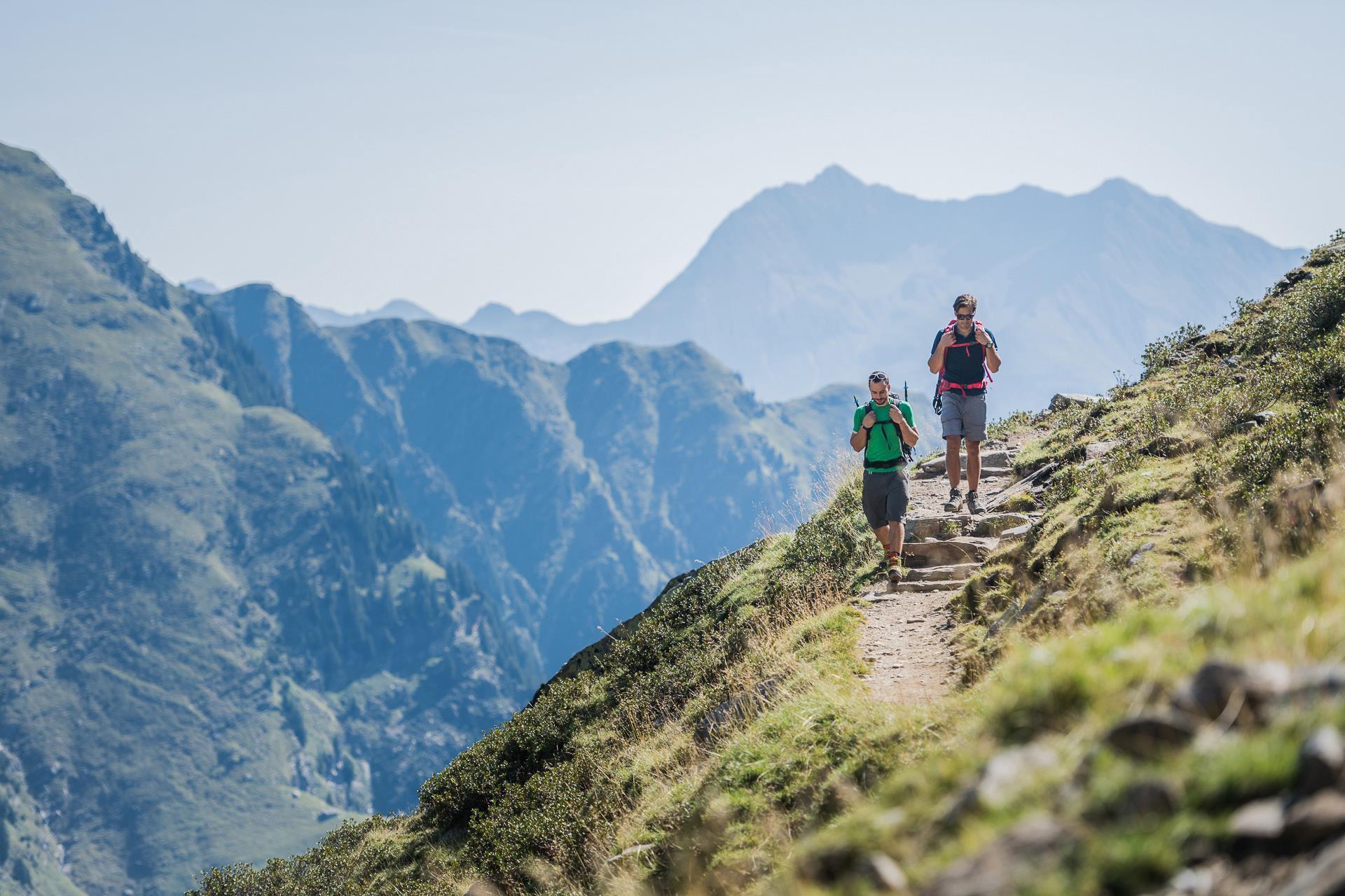 Aktivurlaub-Meraner-Hoehenweg-Dorf-Tirol-hw[4]