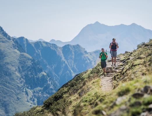 Aktivurlaub-Meraner-Hoehenweg-Dorf-Tirol-hw[4]