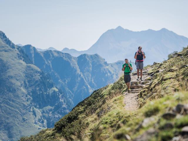 Aktivurlaub-Meraner-Hoehenweg-Dorf-Tirol-hw[4]