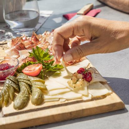 Eine Südtiroler Marende mit Speck und Käse darf bei einer Wanderung nicht fehlen