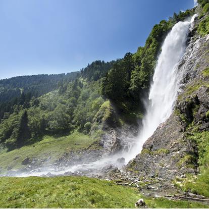 Het natuurschouwspel van de waterval van Parcines