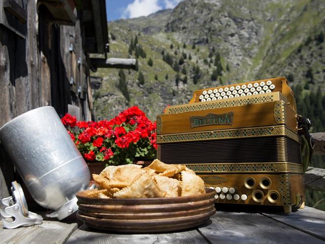 Aktivurlaub-Hütte Tradition Bergspitzen Zieltal Brenned Liab Krapfen Ziachorgel-Partschins-HR