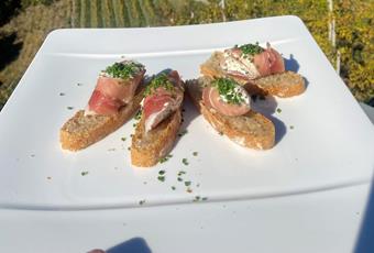 Speck- Frischkäseröllchen auf Paarlbrot