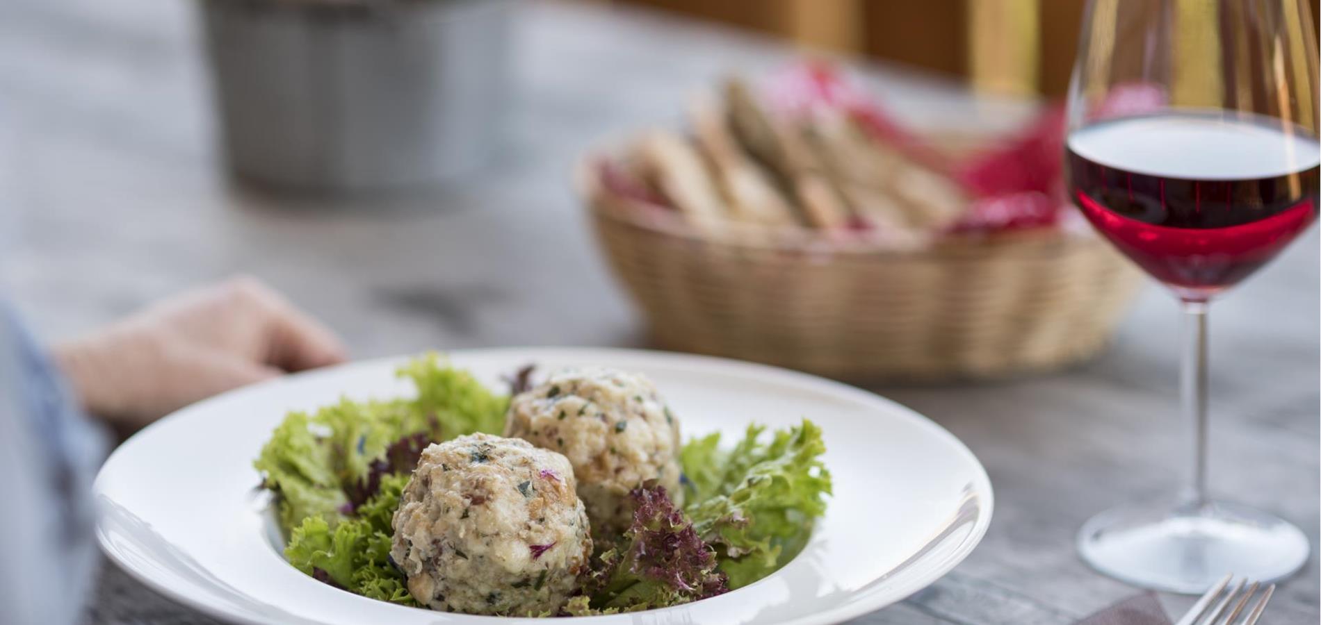 Canederli di verdure e orzo con burro di salvia e pecorino