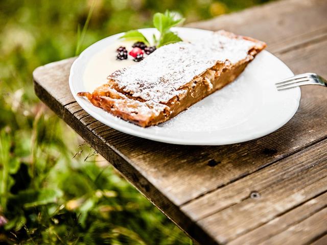 Essen-und-Trinken-Apfelstrudel-Schenna-kp[2]