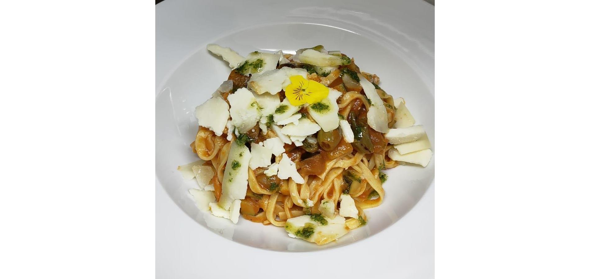 Paarlbrot Tagliatelle mit hausgemachter Salsiccia, Taggiasche und Fichtensprossenöl