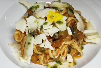 Paarlbrot Tagliatelle mit hausgemachter Salsiccia, Taggiasche und Fichtensprossenöl