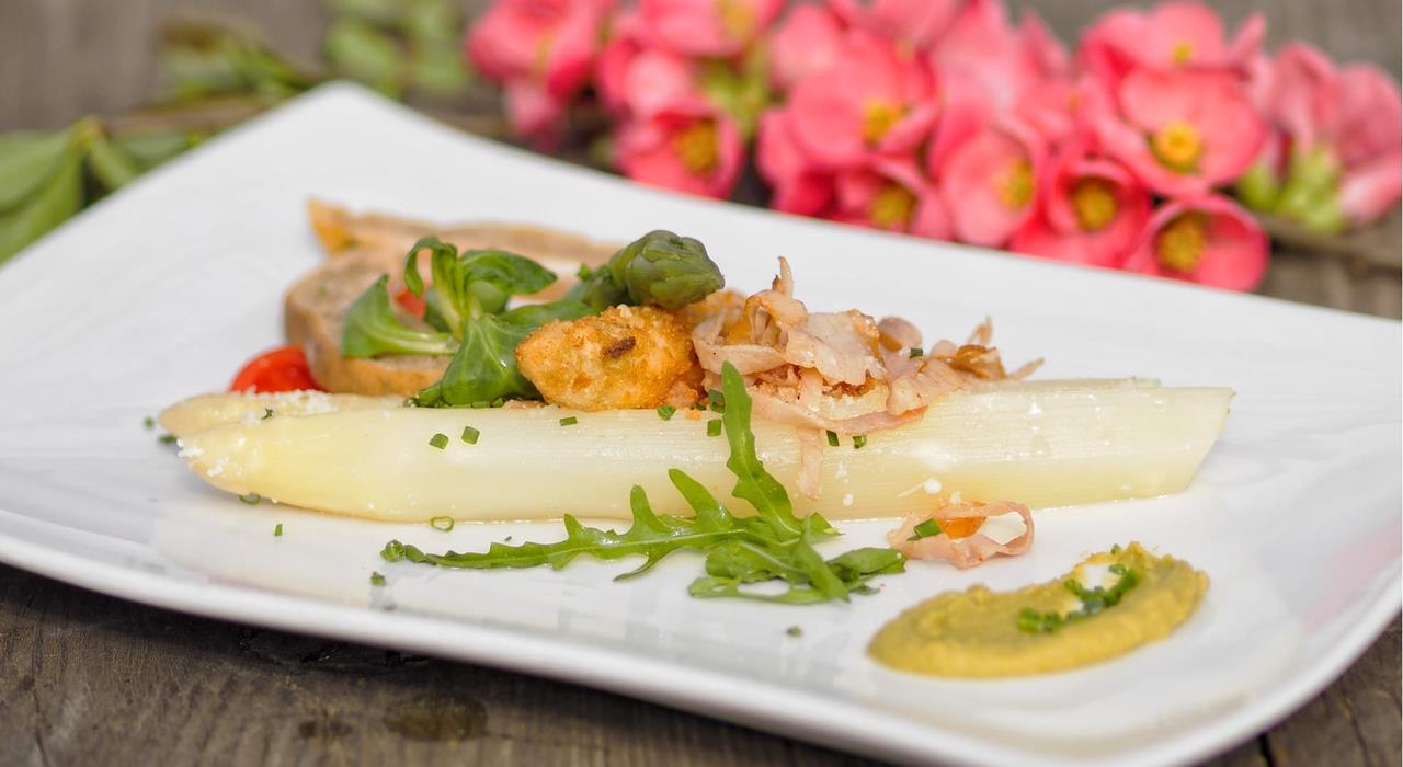 Stangenspargel mit Erbsencreme, Kräuterschinken & geröstetem Bauernbrot