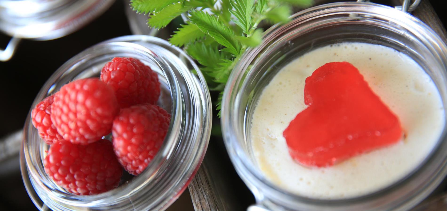Grießpudding mit Himbeer-Herzen