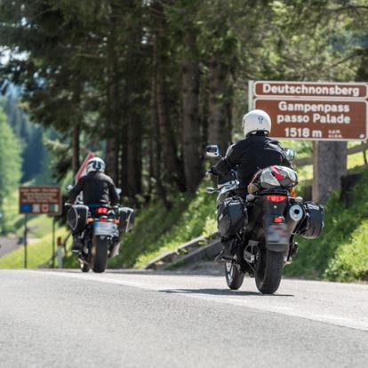 Motorradfahren am Deutschnonsberg