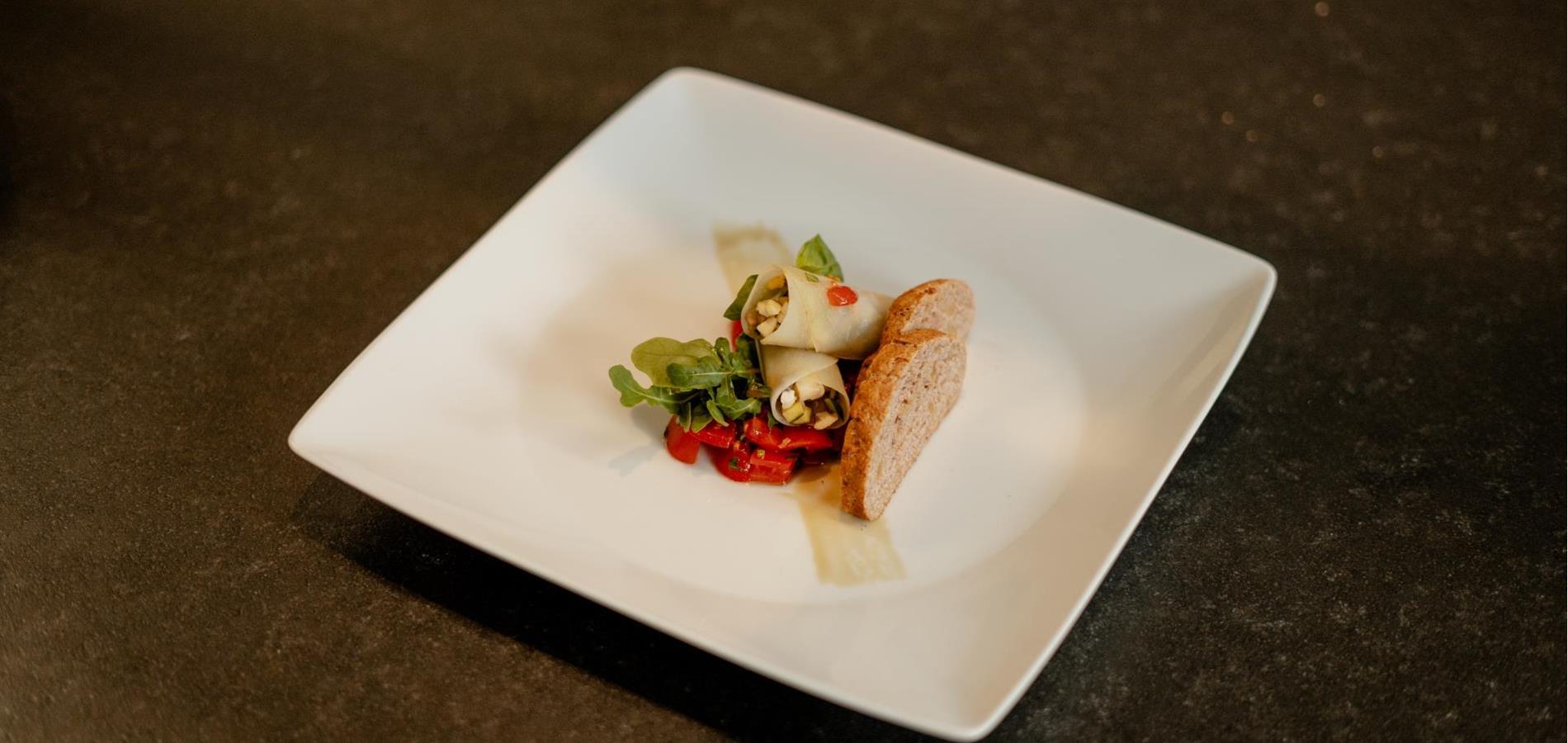 Cannelloni auf Kohlrabi mit frischem Tomatenragout und Rucola