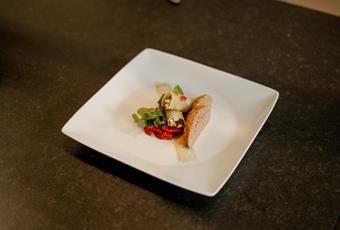 Cannelloni auf Kohlrabi mit frischem Tomatenragout und Rucola