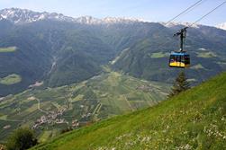 Funivia Naturno con vista sul paese di Naturno e la Val Venosta