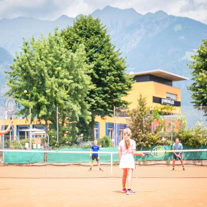 Giocare a tennis a Scena sopra Merano