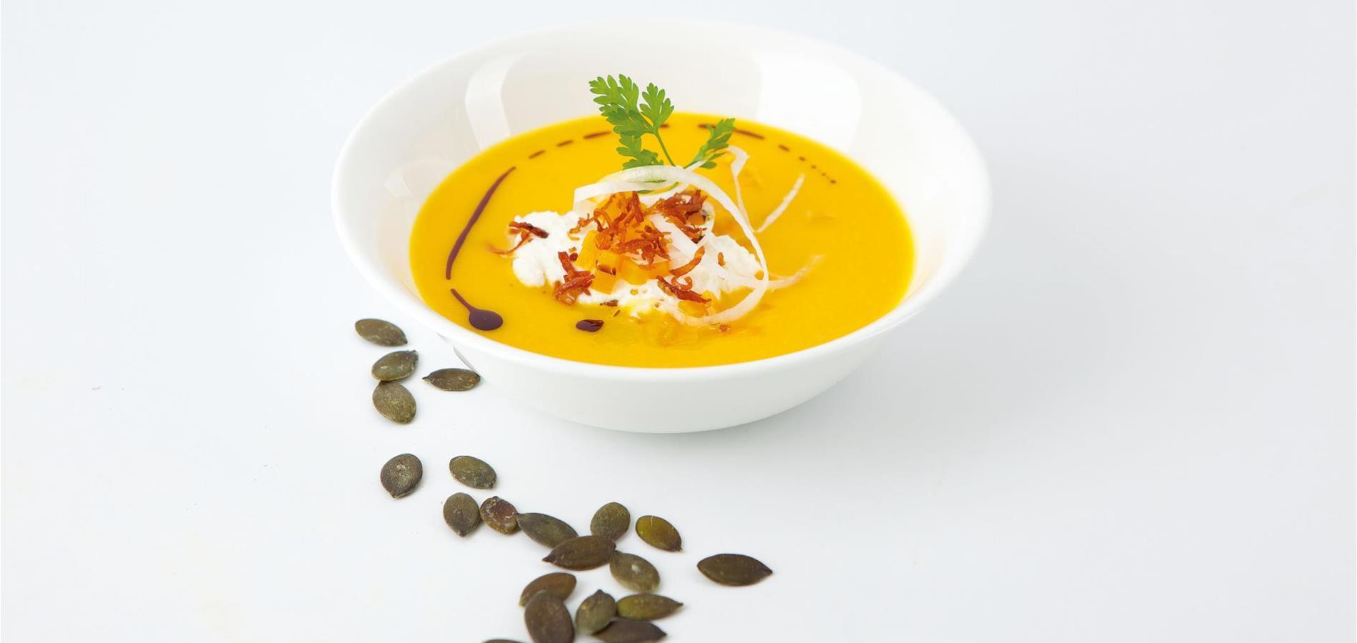 Kürbissuppe mit Zwiebeln und Speck