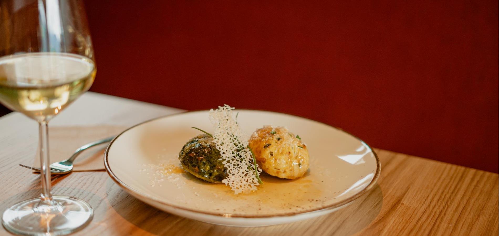 Spinat- und Kasnocken mit Radieschen, Schenner Kresse und Salbeibutter