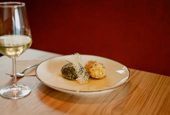 Spinat- und Kasnocken mit Radieschen, Schenner Kresse und Salbeibutter