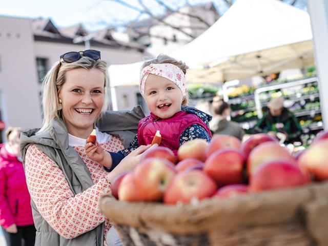 fruehlingsfest-2024-aussteller-aepfel-familie-tg-naturns-fotostudio-2000-30