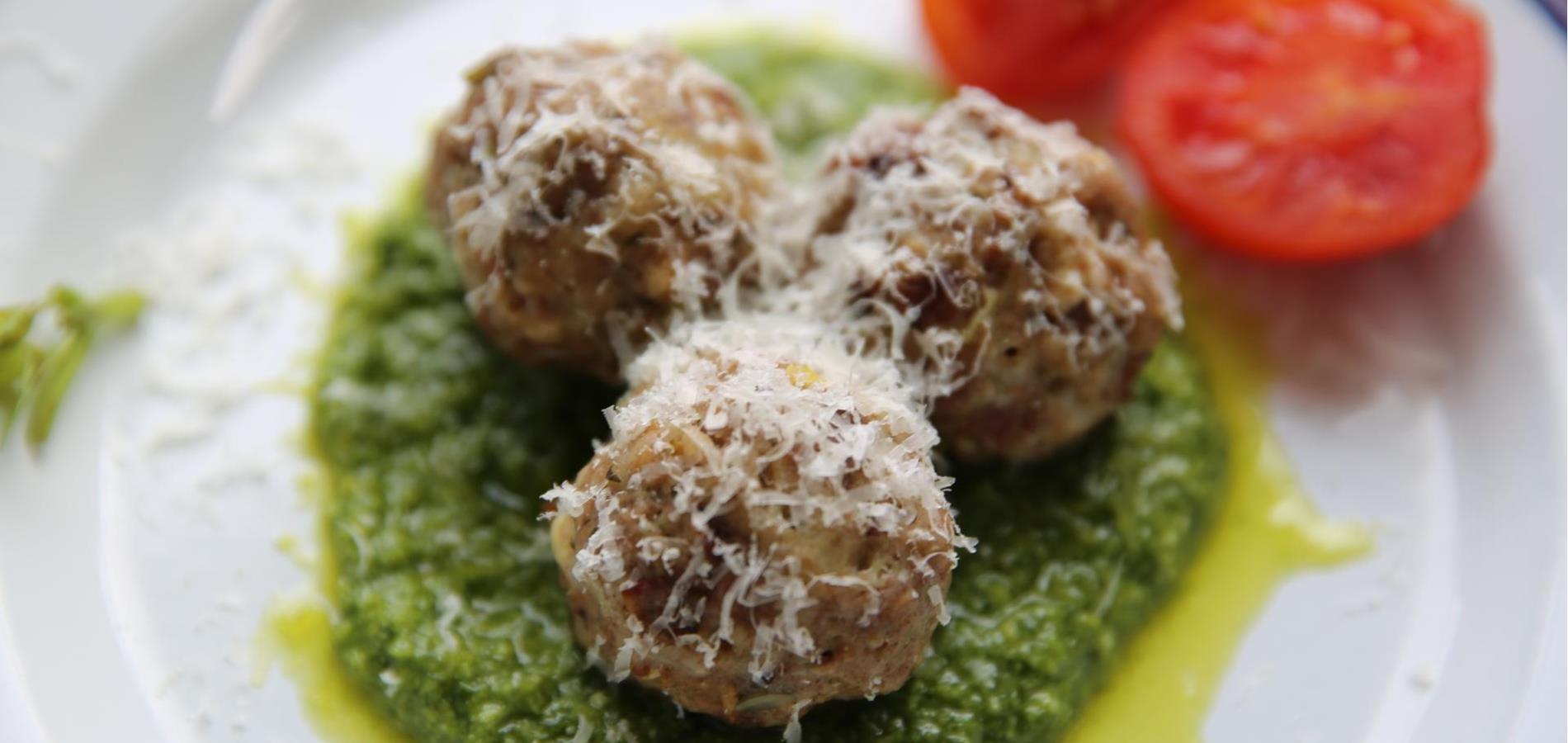 Vollkorn-Knödel auf Basilikum-Pesto