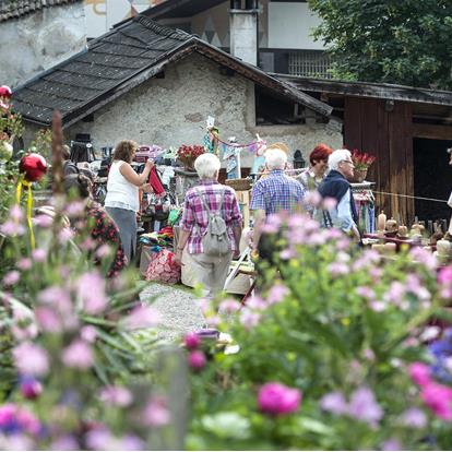 Olls hondgmocht  - arts and crafts market at the Gaudententurm Estate