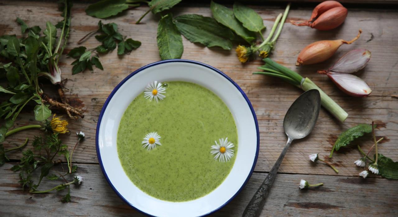 gruendonnerstags-suppe-ostern-rezept-fruehling-kraeuter-kt-2021-8