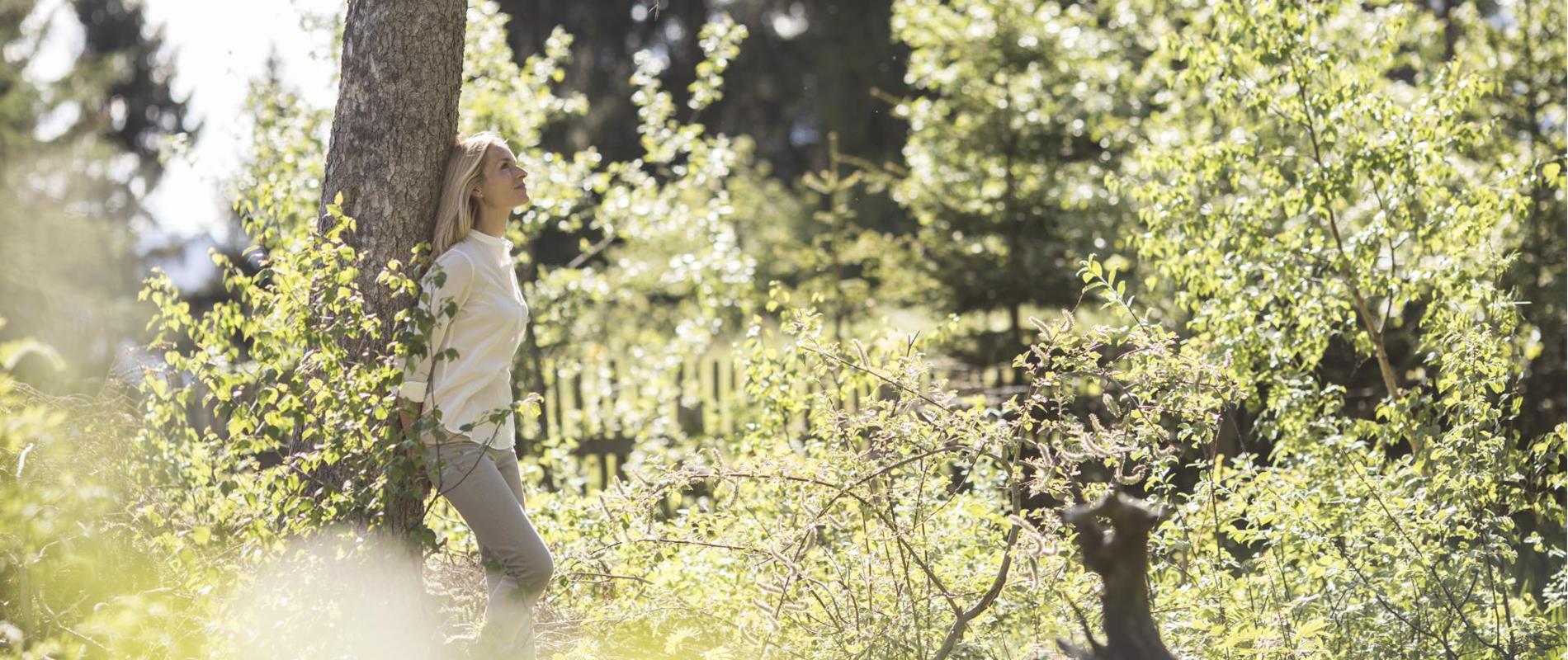 Natura-Forest-bathing-donna-albero-Avelengo-Verano-Merano2000-ml