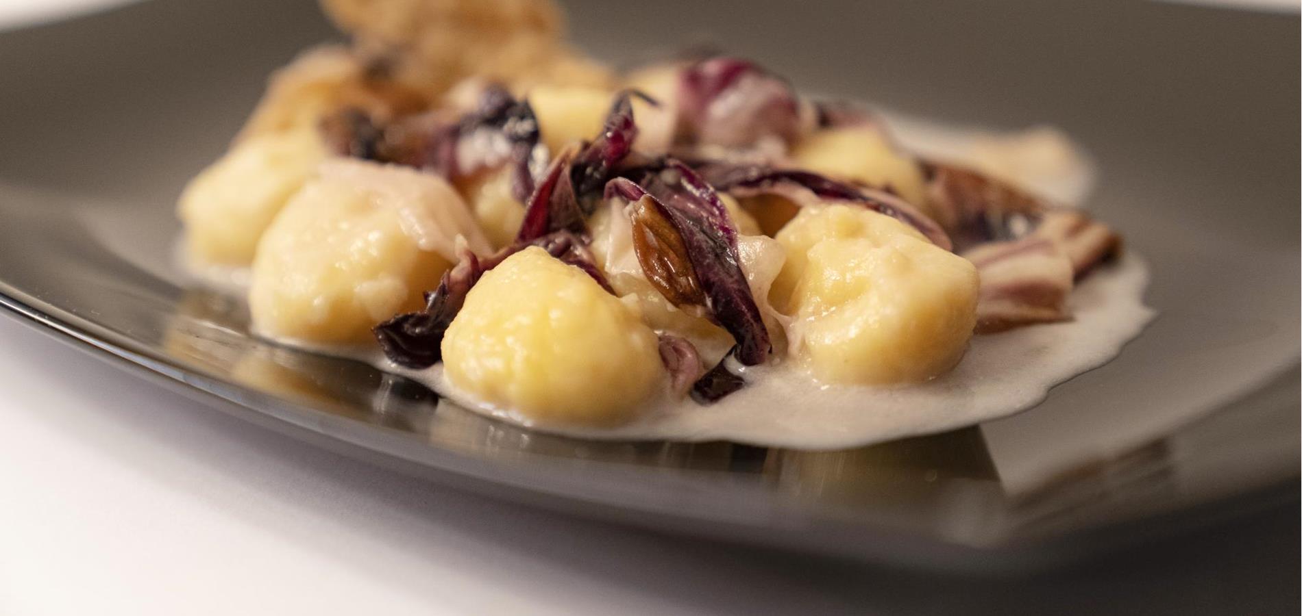 Kartoffel-Gnocchi mit Schüttelbrot, Radicchio und Gorgonzola