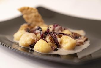 Kartoffel-Gnocchi mit Schüttelbrot, Radicchio und Gorgonzola