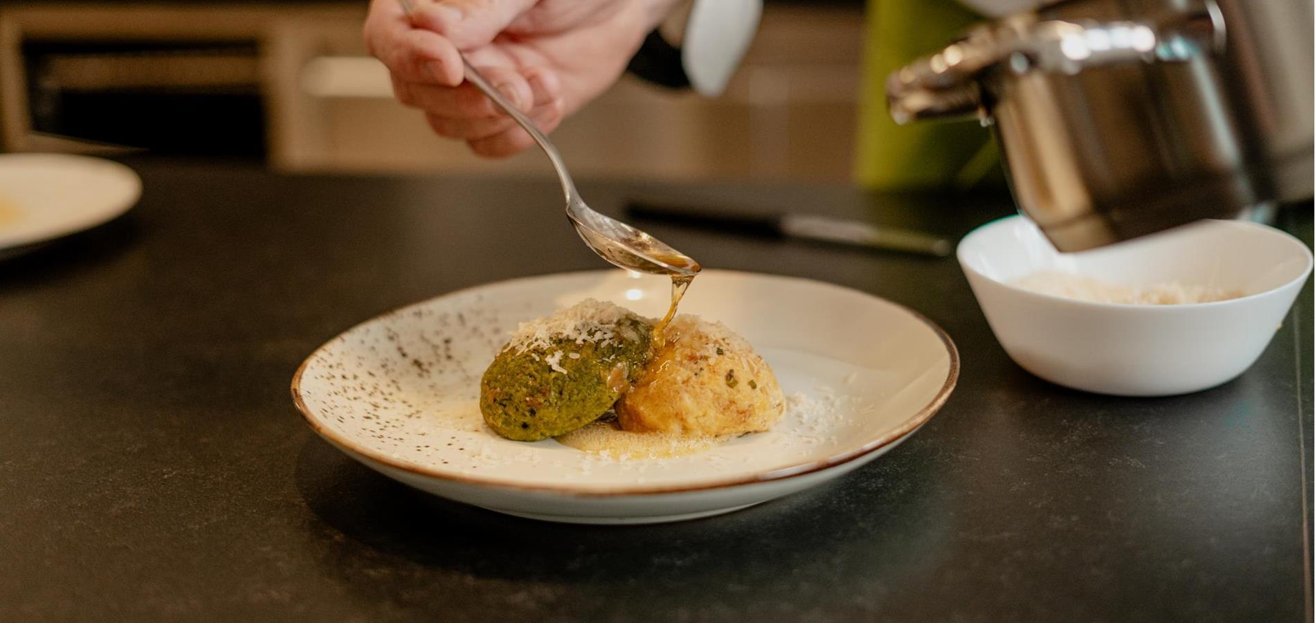 Spinat- und Kasnocken mit Radieschen, Schenner Kresse und Salbeibutter