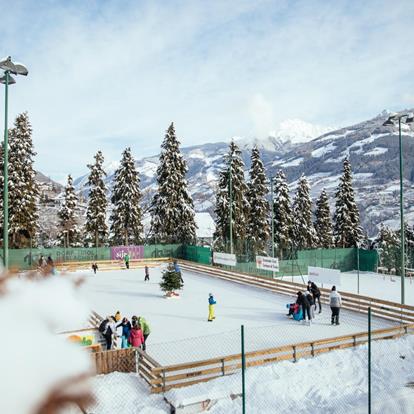 Ice skating in Tirolo