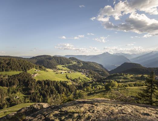 Ortschaft-Hafling-Dorf-Aussicht-Hafling-Voeran-Meran2000-ml