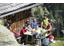 Aktivurlaub-Hütte Tradition Bergspitzen Zieltal Tisch mit Familie und Patrik stehend-Partschins-HR