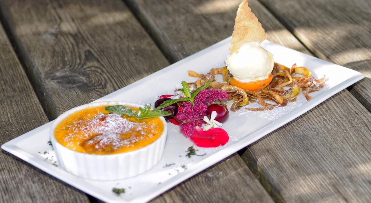 Creme brulée alle albicocche con gelato alla vaniglia