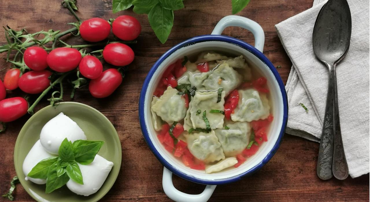 mozzarellaravioli-in-gemuesesupp-mit-tomatn-und-basilikum-tourismusverein-partschins-karin-thaler-18